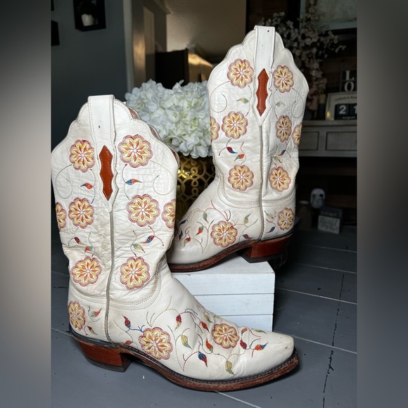 Lucchese Shoes - Lucchese Vintage  Floral Embroidered Cream Boots Size 7